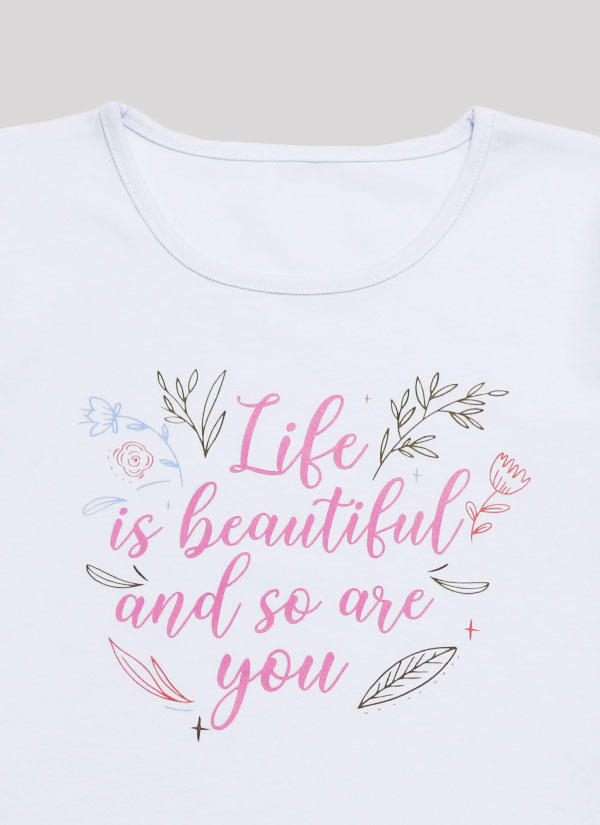 Бяла блуза с принт "Life is beautiful" е изчистена класическа бяла блуза с обло деколте с нежен принт "Life is beautiful", с подгъв на ръкавите и талията, Момичета 2 - 12 години, Zinc