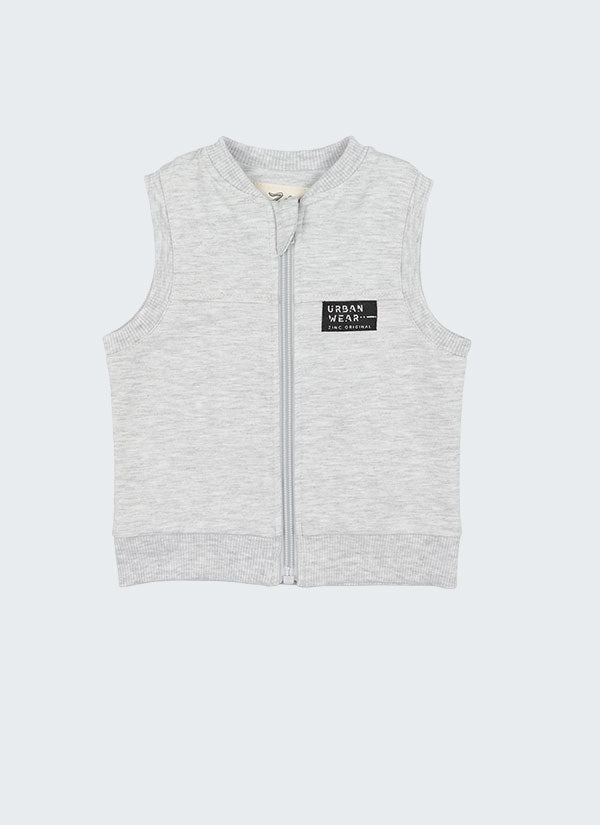 Елек "Urban Wear" е класически модел, който се закопчава с цип и има пришита малка емблема. Цвят на елека: бял меланж, Момчета 0 - 2 години, Zinc