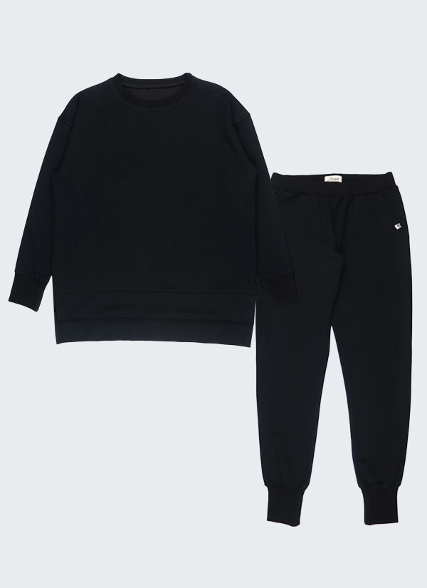 К-т свободен суитшърт и вталено долнище включва спортно долнище класически втален модел с ластик на талията, маншети на крачолите и два странични джоба, плюс суитшърт с изчистена, свободна права кройка, задната част е леко удължена и завършва на талията с широк колан от плата цвят на к-та черен, Жени, S - XL, Zinc