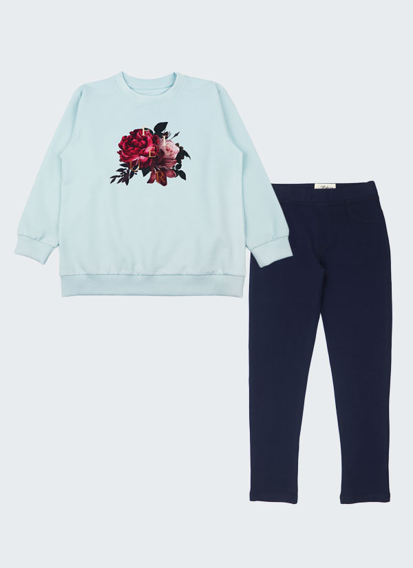 К-т суитшърт с цвете и клин-панталон се състои от класически суитшърт без цип с маншети на ръкавите и талията и принт на цвете в предната част в светло син цвят. Класическият клин-панталон е с ластик на талията, подгъв на крачолите и два задни джоба в тъмно син цвят, Момичета 5 - 12 години, Zinc