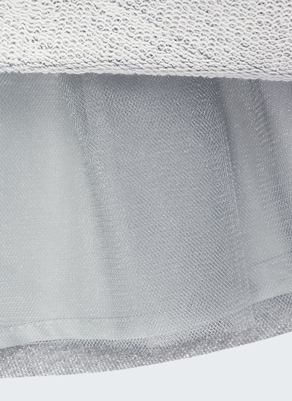 Рокля от лъскав плат е изчистен модел с дълъг ръкав и закопчаване със скрит цип на гърба. Разкроена долна част с добавени тюл и подплата от вътрешната страна за създаване на красив обем и голяма панделка на талията, Момичета 2 - 10 години, Zin