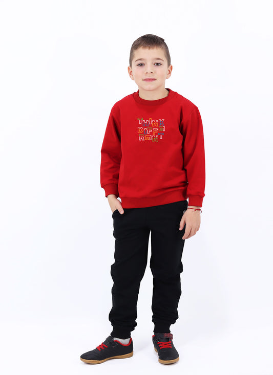 Червен ватиран суитшърт и черно долнище