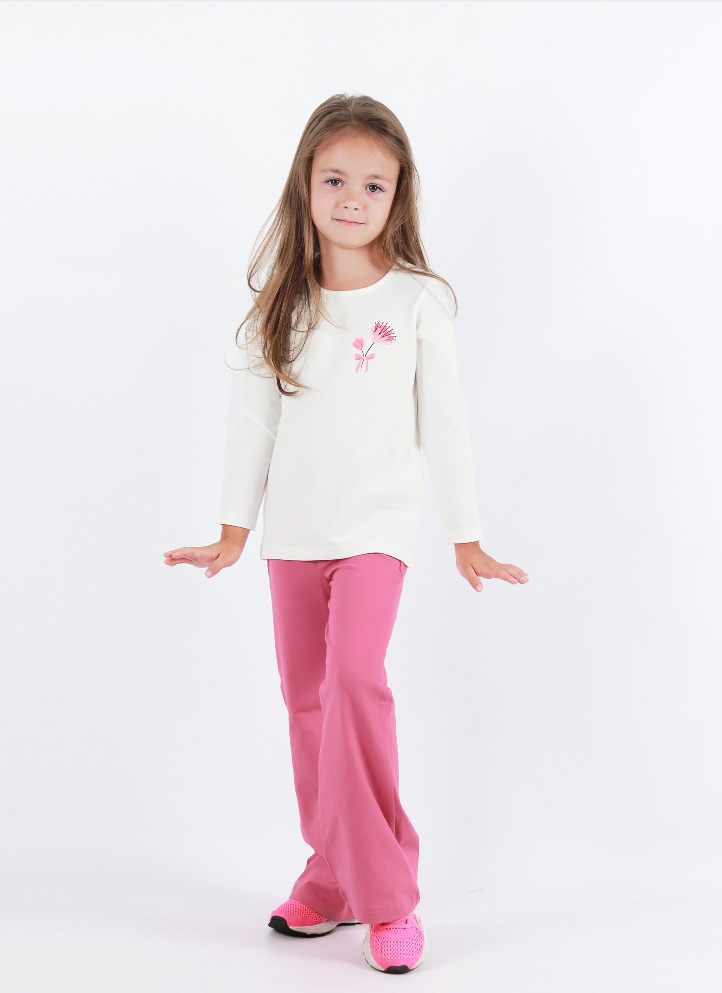 Блуза с цвете и плътен клин-панталон