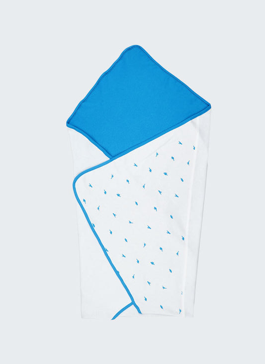 Лятна пелена с принт на динозаври е изчистен модел от два слоя трико. Материалът е рипс, 100% памук. Пелената е в комбинация от бял и син цвят и принт на динозаври, Бебе момче 0 - 2 години, Zinc