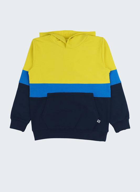 Ватиран суитшърт в три цвята с качулка e модел с голям преден джоб, маншети на ръкавите и колан на талията. Предната част и ръкавите са разделени на три части и всяка е в различен цвят - патешко жълт, сакс и тъмно син, Момчета 2 - 12 години, Zinc