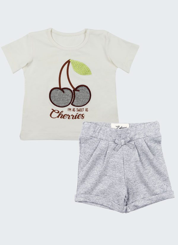 К-т блуза "Черешки" и къс панталон се състои от изчистена тениска с апликация на черешка от лъскав плат в цвят екрю и къси панталони с ластик на талията и обърнат подгъв на крачолите в сребрист цвят, Бебета 3 - 18 месеца, Zinc