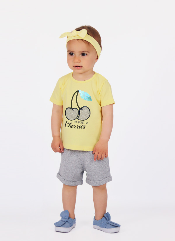 К-т блуза "Черешки" и къс панталон се състои от изчистена тениска с апликация на черешка от лъскав плат в светло жълт цвят и къси панталони с ластик на талията и обърнат подгъв на крачолите в сребрист цвят, снимка с модел, Бебета 3 - 18 месеца, Zinc