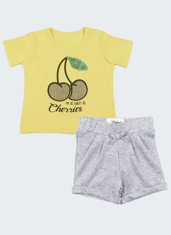К-т блуза "Черешки" и къс панталон се състои от изчистена тениска с апликация на черешка от лъскав плат в светло жълт цвят и къси панталони с ластик на талията и обърнат подгъв на крачолите в сребрист цвят, Бебета 3 - 18 месеца, Zinc