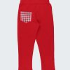 Панталон "Цветни джобове" е модел с ластик на талията и подгъв на крачола с цветен преден, заден джоб и шлиц в цвят червен, отзад Zinc момчета 2 - 12 години
