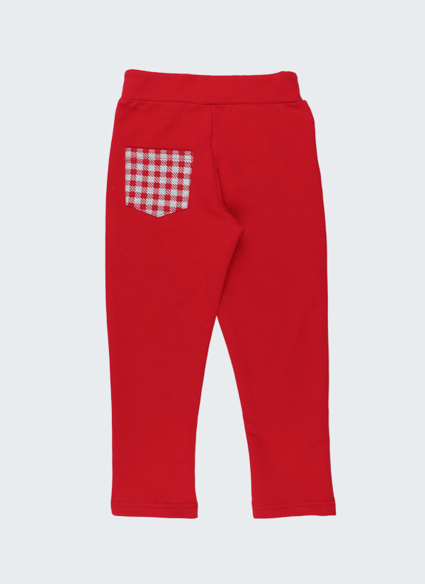 Панталон "Цветни джобове" е модел с ластик на талията и подгъв на крачола с цветен преден, заден джоб и шлиц в цвят червен, отзад Zinc момчета 2 - 12 години