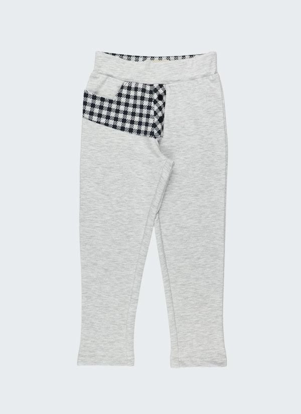 Панталон "Цветни джобове" е модел с ластик на талията и подгъв на крачола с цветен преден, заден джоб и шлиц в цвят светло сив меланж, Zinc момчета 2 - 12 години