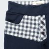 Панталон "Цветни джобове" е модел с ластик на талията и подгъв на крачола с цветен преден, заден джоб и шлиц в цвят тъмно син, Zinc момчета 2 - 12 години