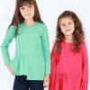 Блуза с асиметричен волан е изчистен модел, леко удължен от лявата страна и волан от дясната в цвят мента, снимка с деца, Момичета 2 - 12 години Zinc