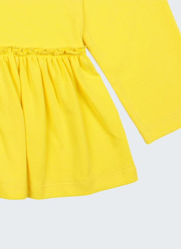 Блуза с асиметричен волан е изчистен модел, леко удължен от лявата страна и волан от дясната в звънливо жълт цвят,от близо, Момичета 2 - 12 години Zinc