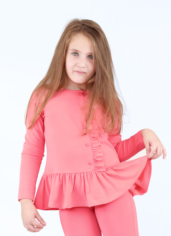 Блуза с копчета и къдри е елегантен модел с имитиращо закопчаване от копчета и къдра, и набран волан на талията в цвят праскова, снимка с модел, Момичета 2 - 12 години, Zinc
