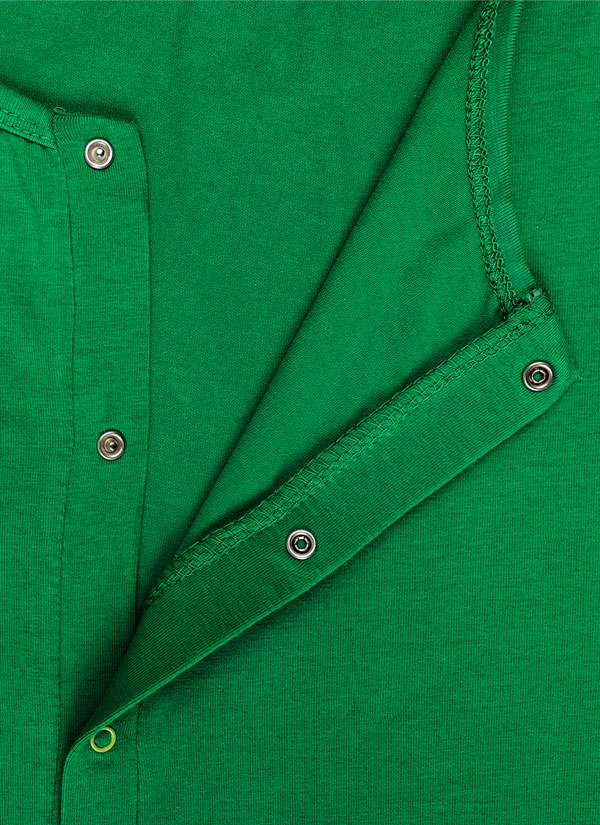 Удобна рокля за кърмачки е изчистен модел с два външни странични джоба и закопчаване с тик так копчета на деколтето в цвят бг.зелен, Снимка отблизо, Мама и бебе, Zinc
