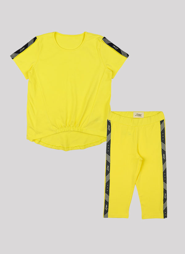 К-т къса блуза и клин 7/8 с ленти Zinc се състои от блуза с къси ръкави с ленти Zinc по тях, която е удължена в задната част и по-къса отпред и клин 7/8 с ленти Zinc в лимонено жълт цвят, Момичета 5 - 12 години, Zinc
