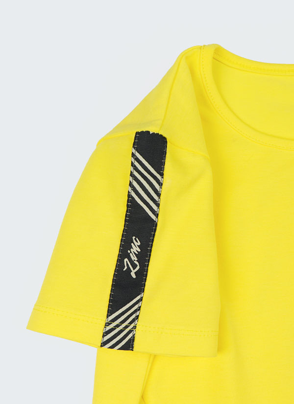 Къса блуза с ленти Zinc е модел с къси ракави и лента Zinc на тях. Удължена е в задната част и по-къса отпред, като в средата е набрана с ластик в лимонено жълт цвят, Снимка отблизо, Момичета 5 - 12 години, Zinc