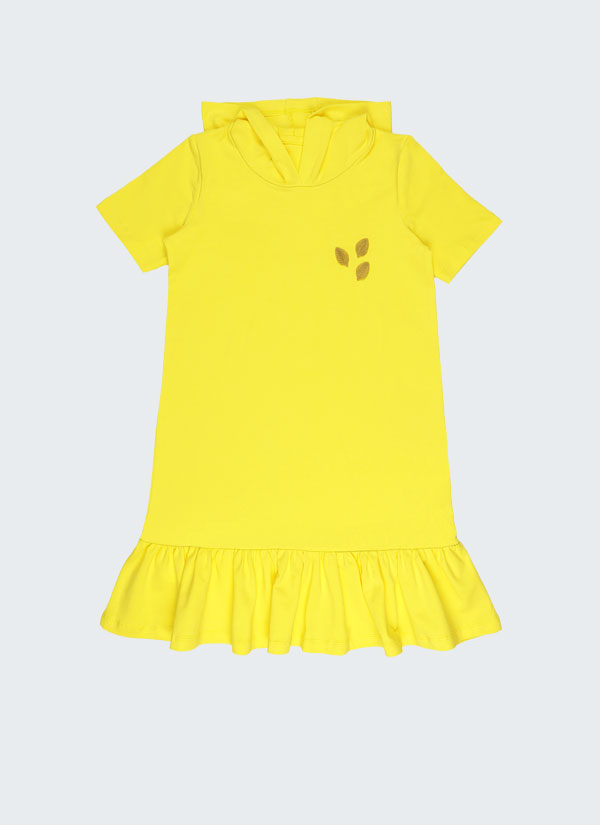 Спортна рокля с качулка е изчистен модел с къс ракав, с декорация от три листа в горната лява част и завършваща с леко набран волан в лимонено жълт цвят, Момичета 2 - 12 години, Zinc