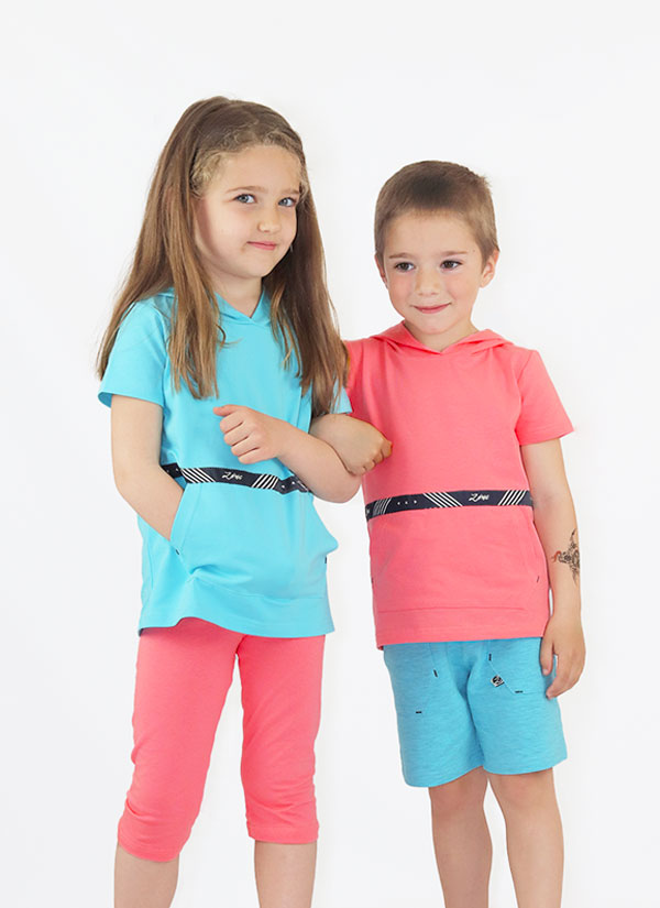 Tениска с качулка с лента Zinc е изчистен модел с голям джоб отпред и лента Zinc в цвят праскова,снимка с модел Деца 2 - 12 години, Zinc