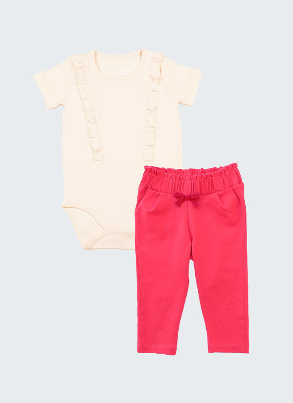 К-т боди + панталон “Бонбон” включва боди с дълъг ръкав и къдри в предната част и панталон с широк набран колан с панделка. Боди в екрю и панталон в цвят тъмна малина. Момиченца 3 - 18 месеца, Zinc