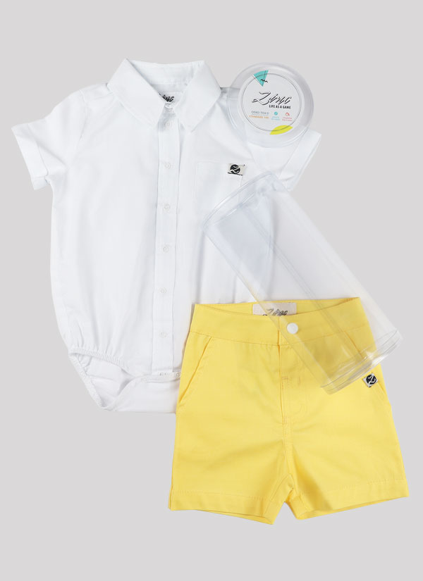 К-т боди риза и къс панталон включва боди с яка и джоб и къси панталони с джобове отпред. Ризата е в бял цвят, панталонът - в жълт, Момченца 3 - 18 месеца, Zinc