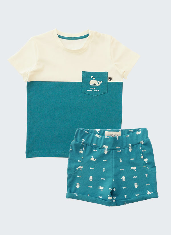 Комплект “Кит” включва изчистена тениска в два цвята с джоб и къс панталон с широк ластик и обърнат подгъв на крачолите. Тениската е цветове бял и тъмен петрол, късият панталон - в цвят тъмен петрол с принт, Момчета 2 - 6 години, Zinc