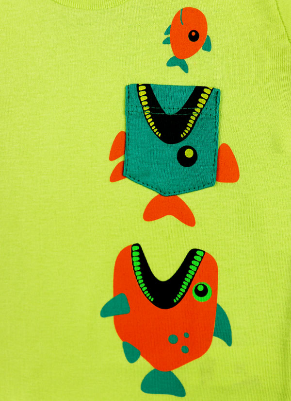 Тениска с джобче "Риби" е класически модел с джоб и принт с рибки в жълто-зелен цвят, Снимка отблизо, Момчета 6 месеца - 2 години, Zinc
