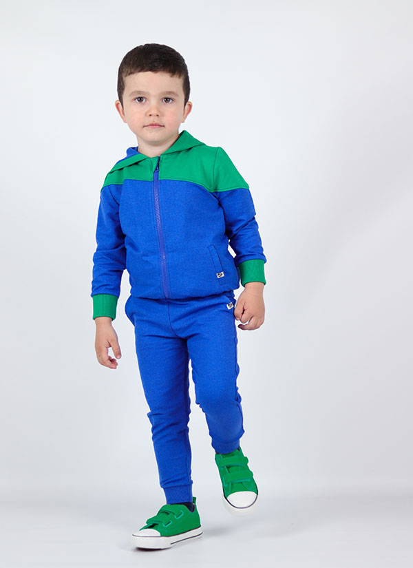 Асиметричен анцуг с качулка се състои от две части: суитшърт с асиметрична цветна платка и цветни маншети на ръкавите и колана в цвят бг зелен + сакс меланж и класическо долнище с джобове в цвят сакс меланж, снимка с дете, Момчета 2 - 12 години, Zinc