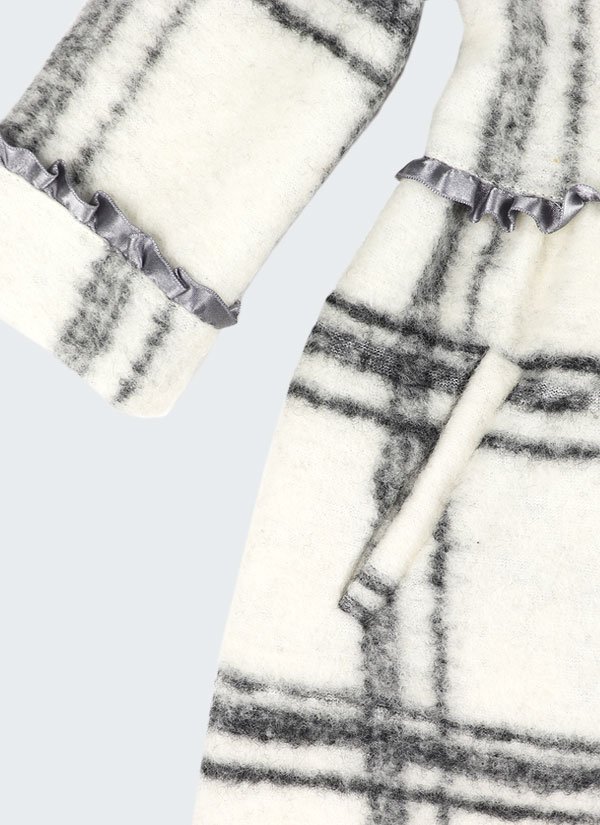 Карирано палто е разкроен модел в черно и бяло с лилава сатенена лента на талията ръкавите и яката. Палтото е с джобове, панделка на гърба и памучен хастар, Снимка отблизо джоб, Момичета 2 - 5 години, Zinc