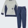 Комплект "Градски стил" се състои от две части - суитшърт без цип в два цвята, скрити джобове и графичен принт в цвят сив меланж + тъмно син и класическо долнище в тъмно синьо, суитшърт, Момчета 2 - 12 години, Zinc