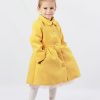 Това палто е разкроен модел с памучна подплата на тялото и полиестерна на ръкавите, с два странични джоба и панделка на гърба в жълт цвят, снимка на гърба, Момичета 2 - 7 години, Zinc