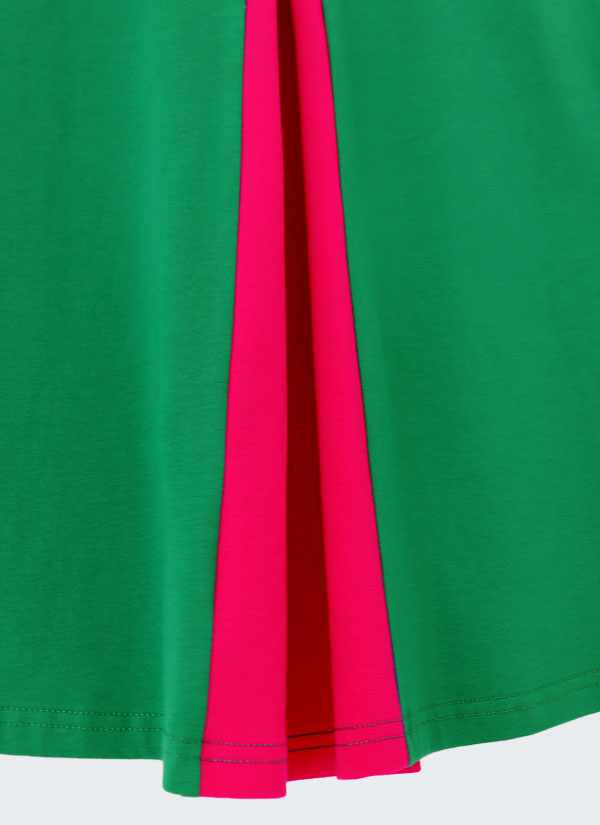 Рокля с цветна плоха е изчистена рокля, модел тип трапец в бг зелен цвят. Плохата е разположена централно отпред и е в цвят тъмна малина,снимка отблизо Момичета 2 - 12 години, Zinc