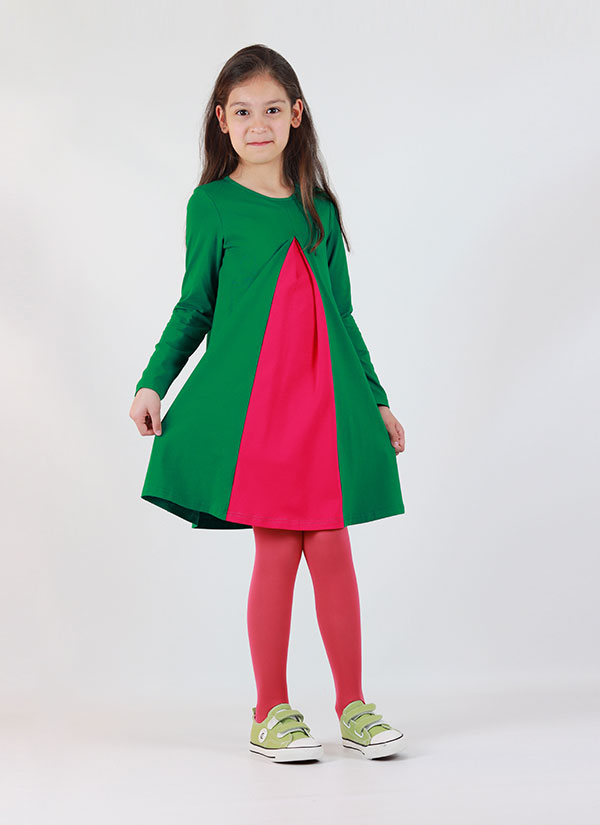 Рокля с цветна плоха е изчистена рокля, модел тип трапец в бг зелен цвят. Плохата е разположена централно отпред и е в цвят тъмна малина,снимка с дете, Момичета 2 - 12 години, Zinc