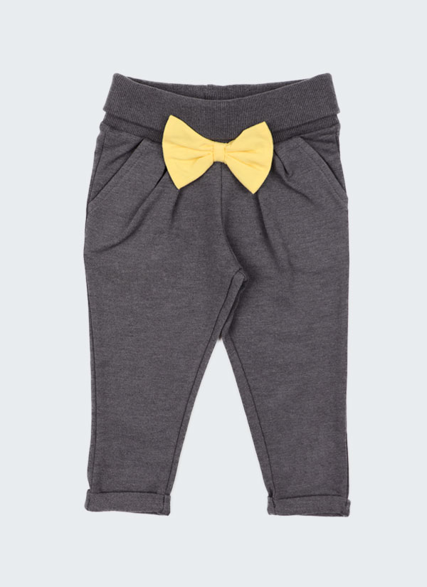 Бебешки панталон с панделка е изчистен модел с прегънат широк колан, два странични джоба и обърнат подгъв на крачолите в цвят графит меланж и голяма панделка отпред в жълт цвят, Бебета 0 - 2 години, Zinc