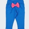 Бебешки панталон с панделка е изчистен модел с прегънат широк колан, два странични джоба и обърнат подгъв на крачолите в цвят мастилено син и голяма панделка отпред в цвят светла малкина малина, Бебета 0 - 2 години, Zinc