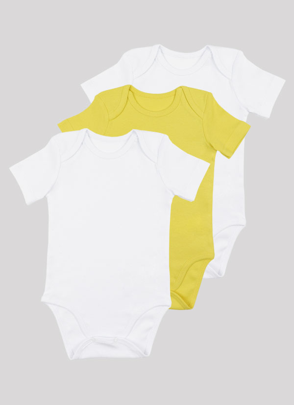 Бебешко боди с къс ръкав - 3бр. е комплект от три класически бодита с прихлупване на рамото и закопчаване с тик-так копчета в долната част. Цветове в комплекта: 2 бр. бял, 1 бр. жълт, Бебета 0 - 2 години, Zinc
