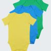 Бебешко боди с къс ръкав - 3бр. е комплект от три класически бодита с прихлупване на рамото и закопчаване с тик-так копчета в долната част. Цветове в комплекта: жълт, син, зелен, Бебета 0 - 2 години, Zinc