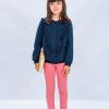 К-т жилетка и клин-панталон включва жилетка с къдри в предната част, която се закопчава с копчета в тъмно син цвят и класически клин-панталон в цвят сьомга, модел, Момичета 2 - 12 години, Zinc