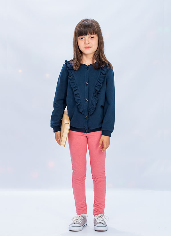 К-т жилетка и клин-панталон включва жилетка с къдри в предната част, която се закопчава с копчета в тъмно син цвят и класически клин-панталон в цвят сьомга, модел, Момичета 2 - 12 години, Zinc