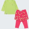 К-т блуза и къс панталон с клин "Летящи близалки" се състои от класическа блуза с малка бродерия близалка в жълто-зелен цвят и къс панталон с широк колан и прикрепен към него клин в цвят диня, Бебета 0 - 2 години, Zinc