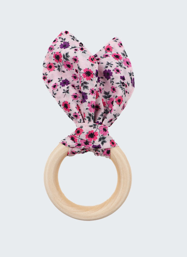 Бебешка играчка "Зайче" направена от дървен пръстен с диаметър 62 мм. и уши от щампиран памук в розов цвят на цветя, Бебета 0 - 2 години, Zinc