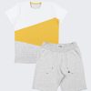 Асиметрична тениска + къс панталон е комплект за лятото, който се състои от тениска разделена на три цветни блока в бял, тъмно жълт и бял меланж и къс панталон с външни джобове в цвят бял меланж, Момчета 6 - 12 години, Zinc