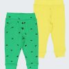 Бебешки панталон с копчета - 2бр. е комплект от класически модел панталони от трико с копчета. Цветовете в комплекта са зелен с принт на динозаври и жълт, Бебе момче 0 - 2 години, Zinc