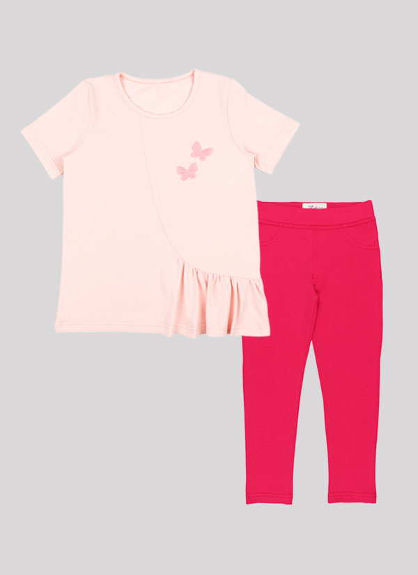 Блуза "Пеперуда" и клин-панталон е комплект от тениска с асиметричен волан от лявата страна и апликация от две малки пеперуди в цвят пудра и класически клин-панталон в цвят диня, Момичета 4 - 12 години, Zinc