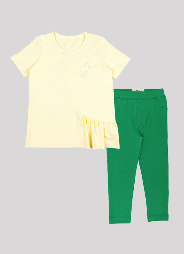 Блуза "Пеперуда" и клин-панталон е комплект от тениска с асиметричен волан от лявата страна и апликация от две малки пеперуди в цвят шампанско и класически клин-панталон в бг зелен цвят, Момичета 4 - 12 години, Zinc