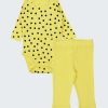 Боди с дълъг ръкав + панталон като клин е комплект от класическо боди с дълъг ръкав в жълт цвят на сиви точки и клин като панталон с малко по-широк ластик на талията и подгъв на крачолите в жълт цвят, Бебе момиче 0 - 2 г., Zinc