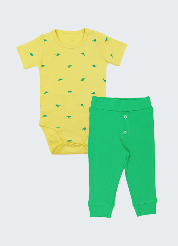 Боди с къс ръкав + панталон с копчета е комплект от класическо боди с къс ръкав в жълт цвят с принт на динозаври и панталон от трико с копчета в зелен цвят, Бебе момче 0 - 2 години, Zinc