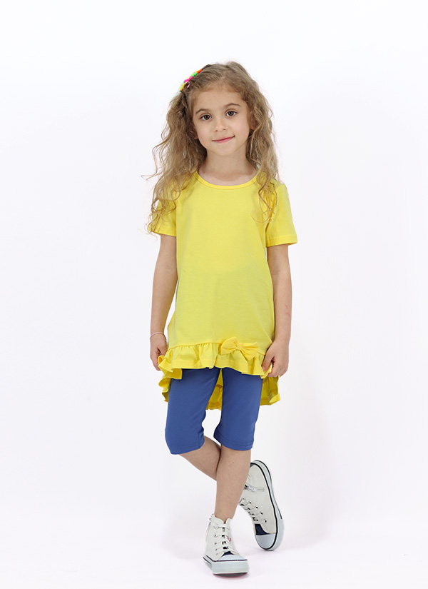 Дълга блуза с панделка + клин 7/8 е комплект от свободна блуза с волан на талията и малка панделка в жълт цвят и класически клин с дължина 7/8 в цвят джинс, снимка с модел, Момичета 4 - 12 години, Zinc
