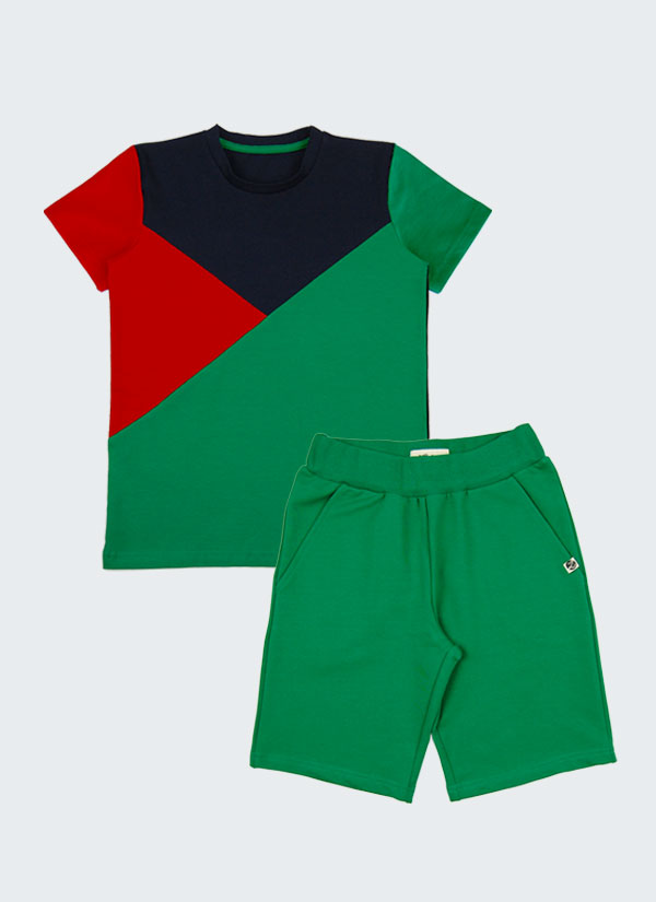 К-т цветна тениска и къс панталон се състои от тениска, на която предницата е разделена на три цветни блока в тъмно син, бг зелен и червен и класически къс панталон в цвят бг зелен, Момчета 4 - 12 години, Zinc